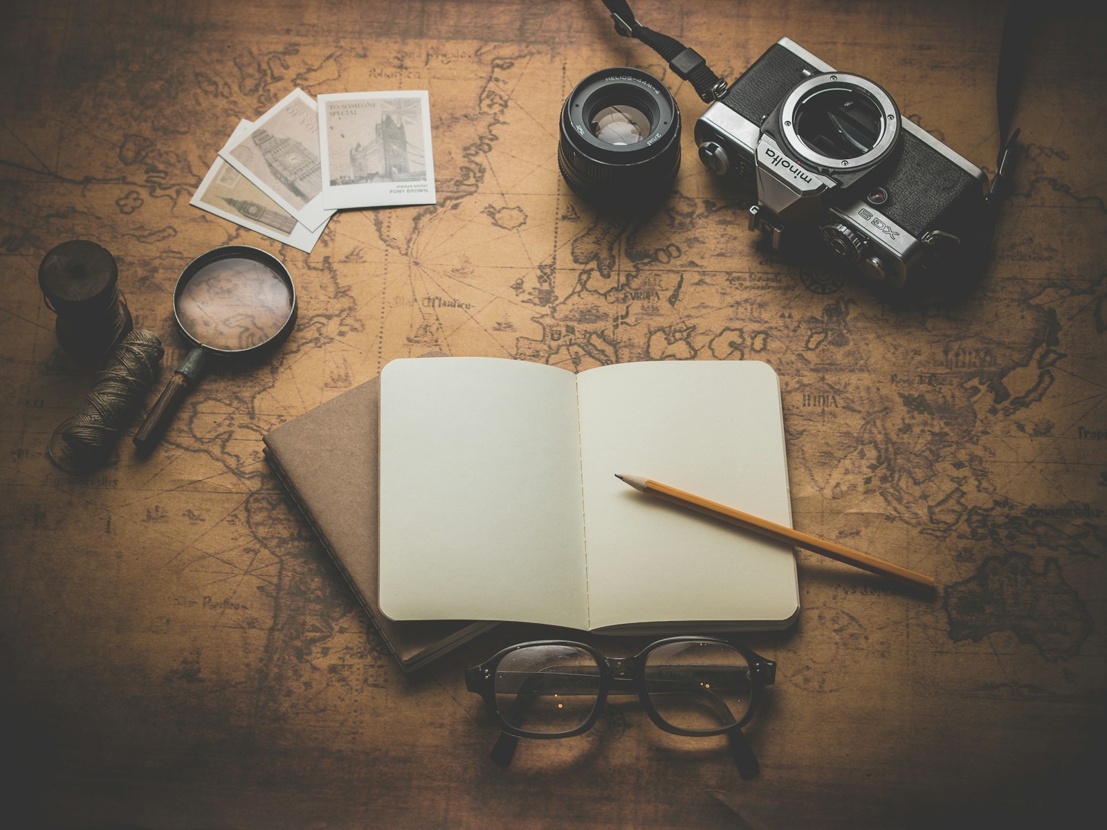 Planejamento de viagem com mapa, caderno e câmera
